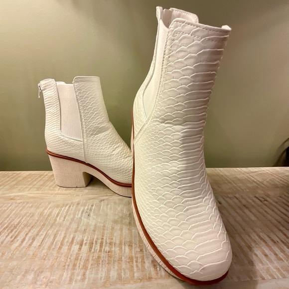 Pierre Dumas White Textured Ankle Booties - Picture 3 of 11